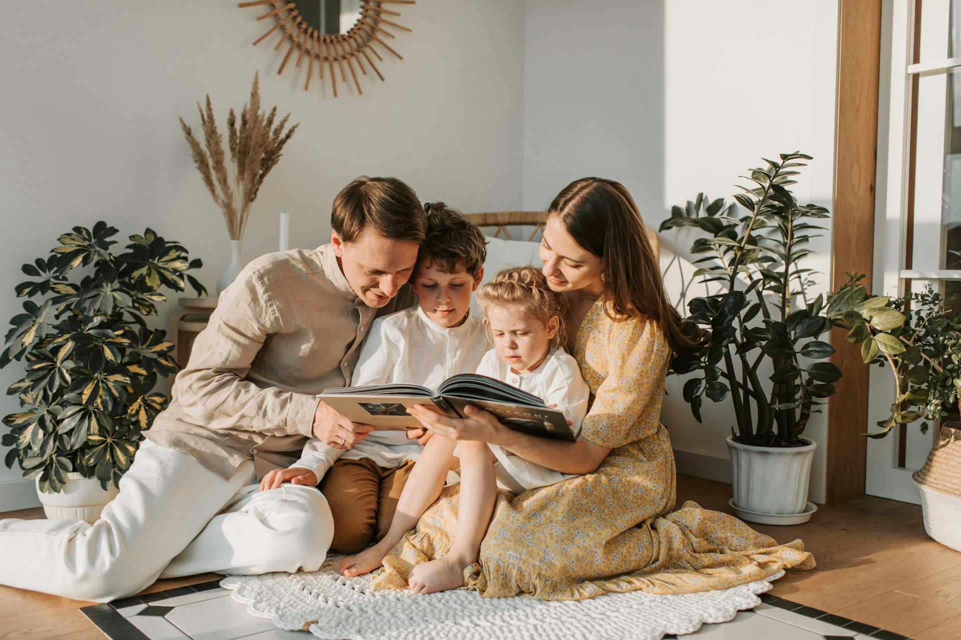familie citind impreuna