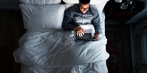 SOMNUL ȘI TEHNOLOGIA: CUM INFLUENȚEAZĂ GADGETURILE SOMNUL TĂU? 